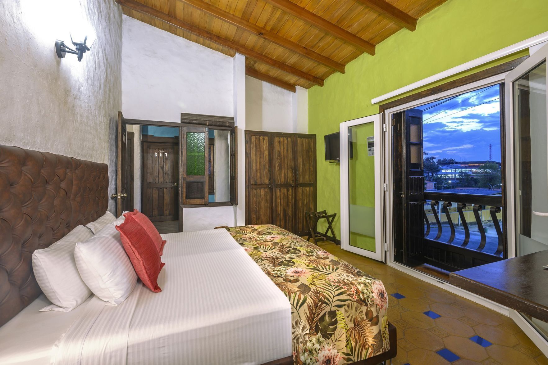 Premium bedding, in-room safe, desk, free WiFi