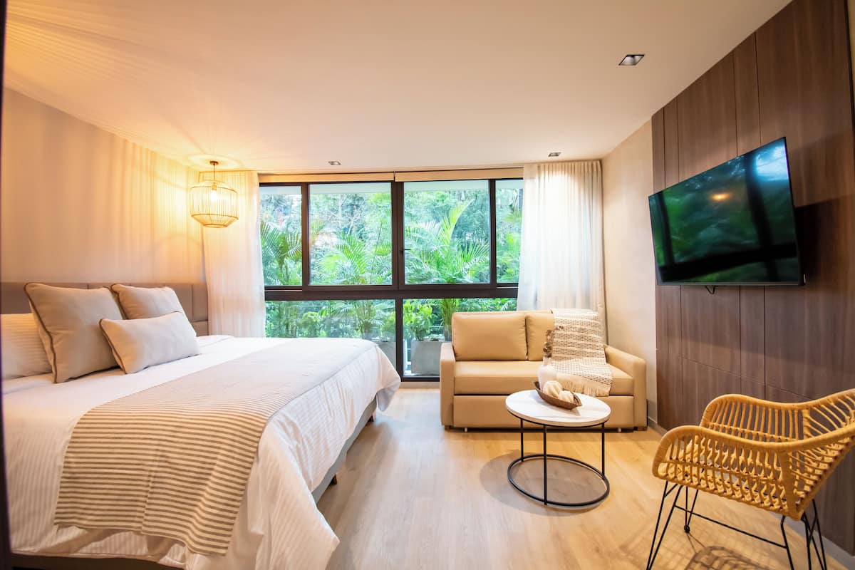 Phòng đôi Deluxe | Bộ đồ giường cao cấp, két bảo mật tại phòng, bàn 