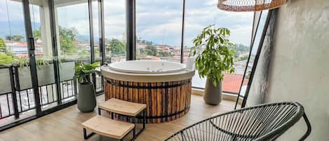 Panorama suite | Woonruimte | Een 32-inch lcd-televisie met kabelzenders en een televisie