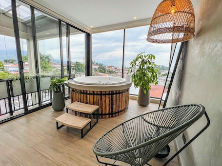 Panoramic Suite | Living area | 32-inch LCD TV with cable channels, TV