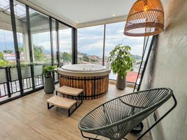 パノラミック スイート | リビング エリア | 32 インチの液晶テレビ (ケーブル放送視聴可)、テレビ