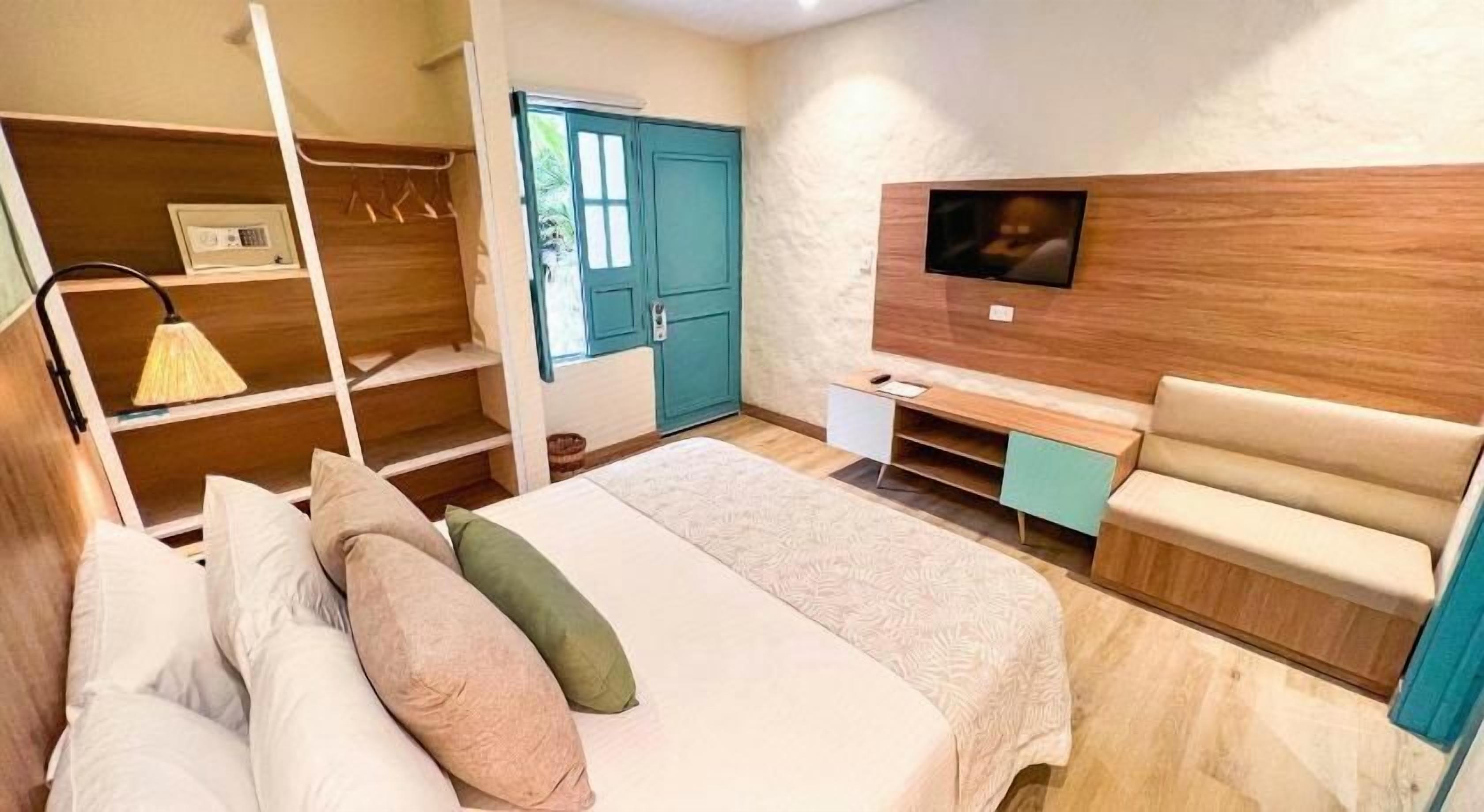 Premium bedding, in-room safe, desk, free WiFi