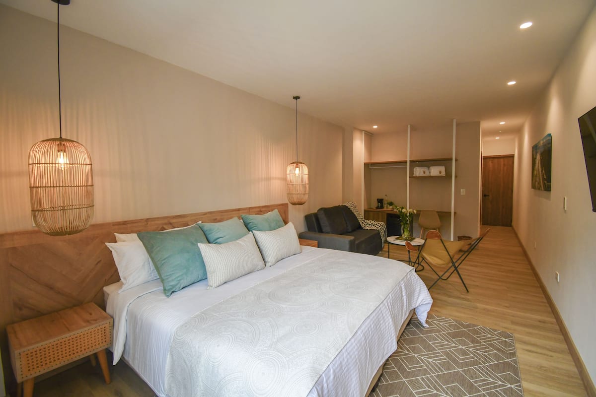 Phòng Suite Tiêu chuẩn | Bộ đồ giường cao cấp, két bảo mật tại phòng, bàn 