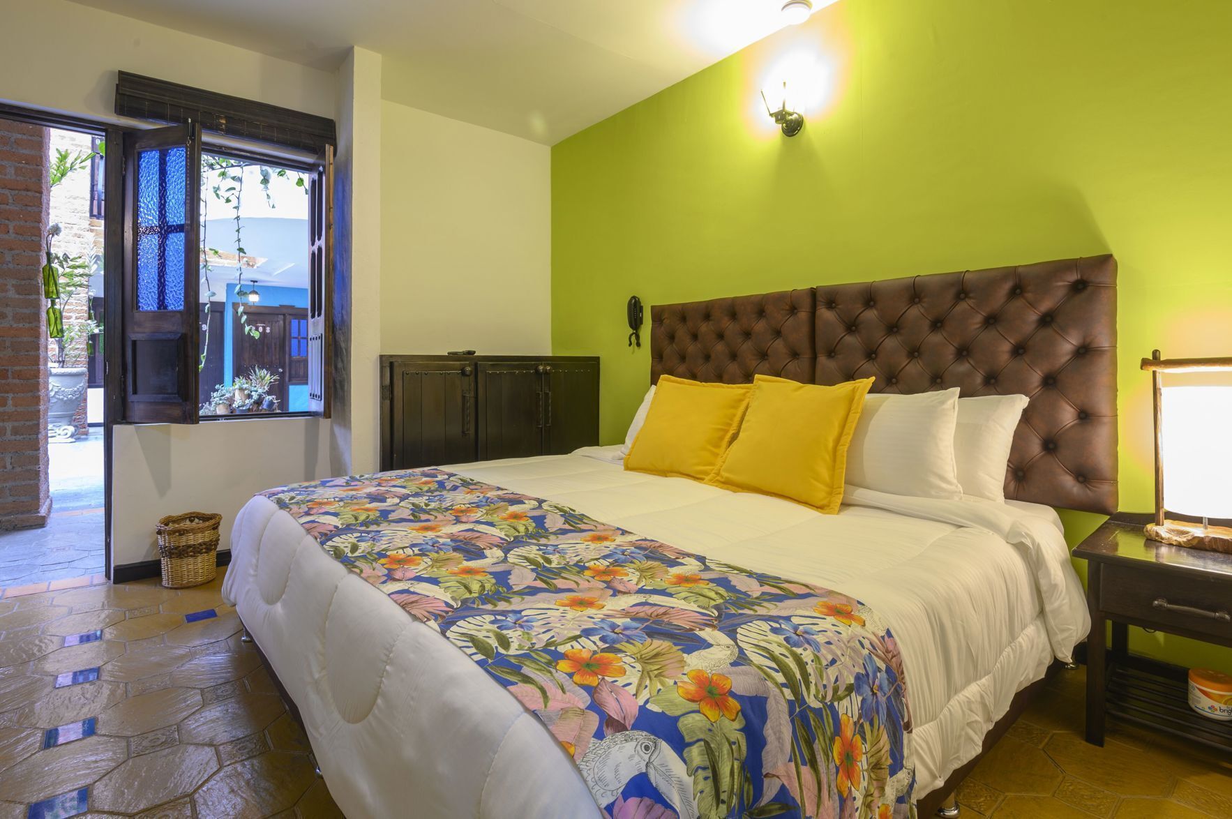 Bộ đồ giường cao cấp, két bảo mật tại phòng, bàn 