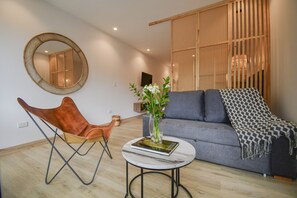 Suite clásica | Área de sala de estar | Televisión LCD de 32 pulgadas con canales por cable y televisión 