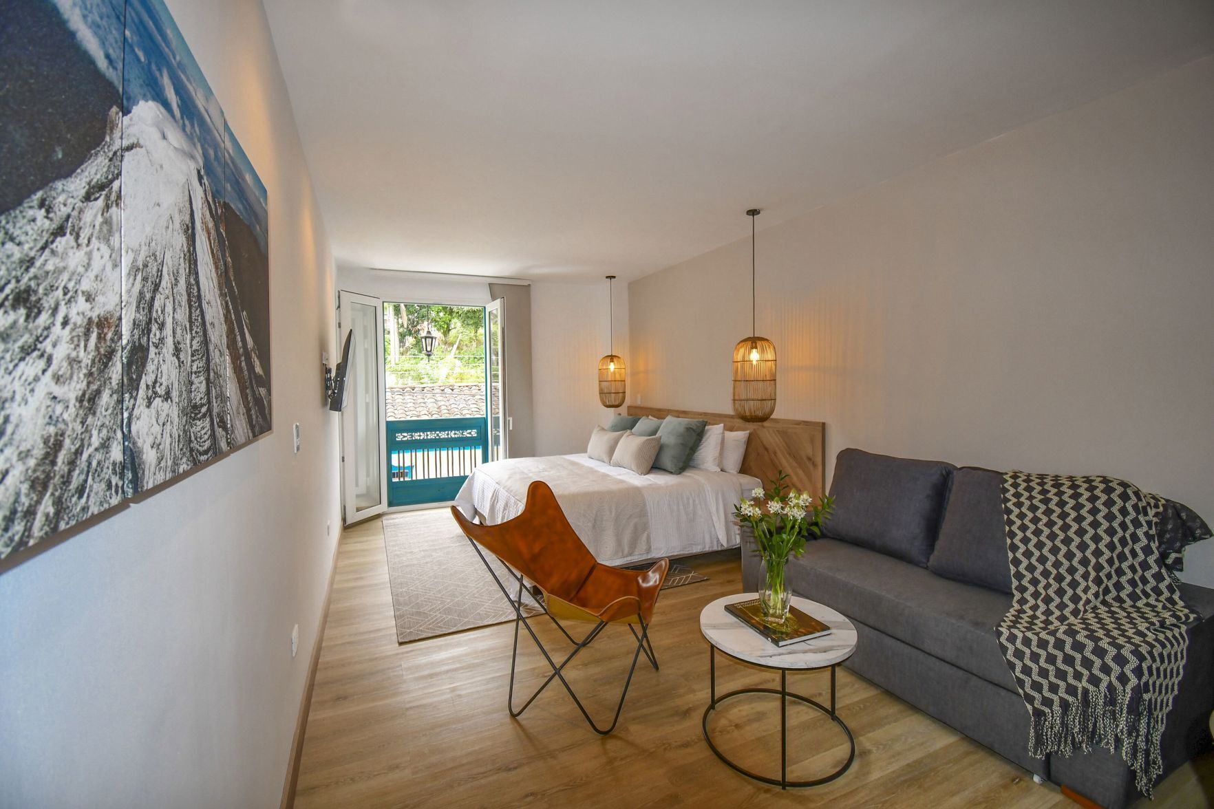 Bộ đồ giường cao cấp, két bảo mật tại phòng, bàn 