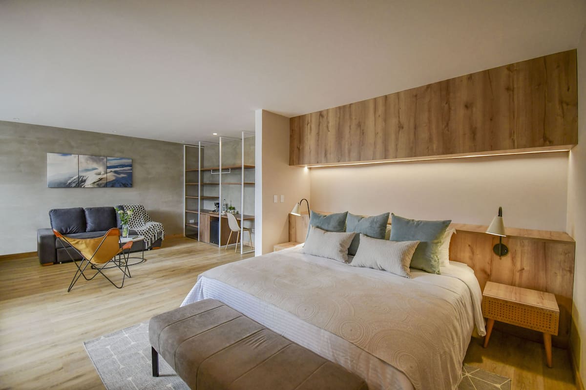Phòng Suite Deluxe | Bộ đồ giường cao cấp, két bảo mật tại phòng, bàn 