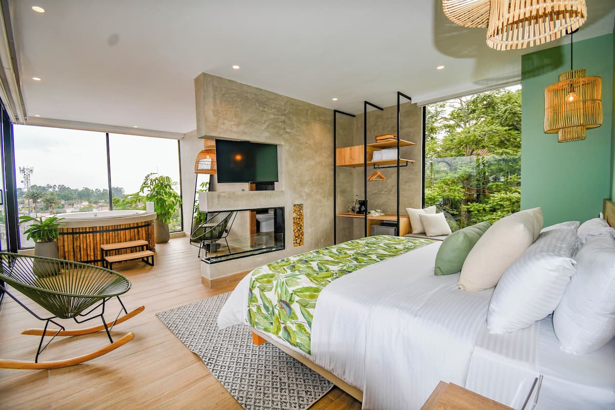 Phòng Suite, quang cảnh thành phố | Bộ đồ giường cao cấp, két bảo mật tại phòng, bàn 