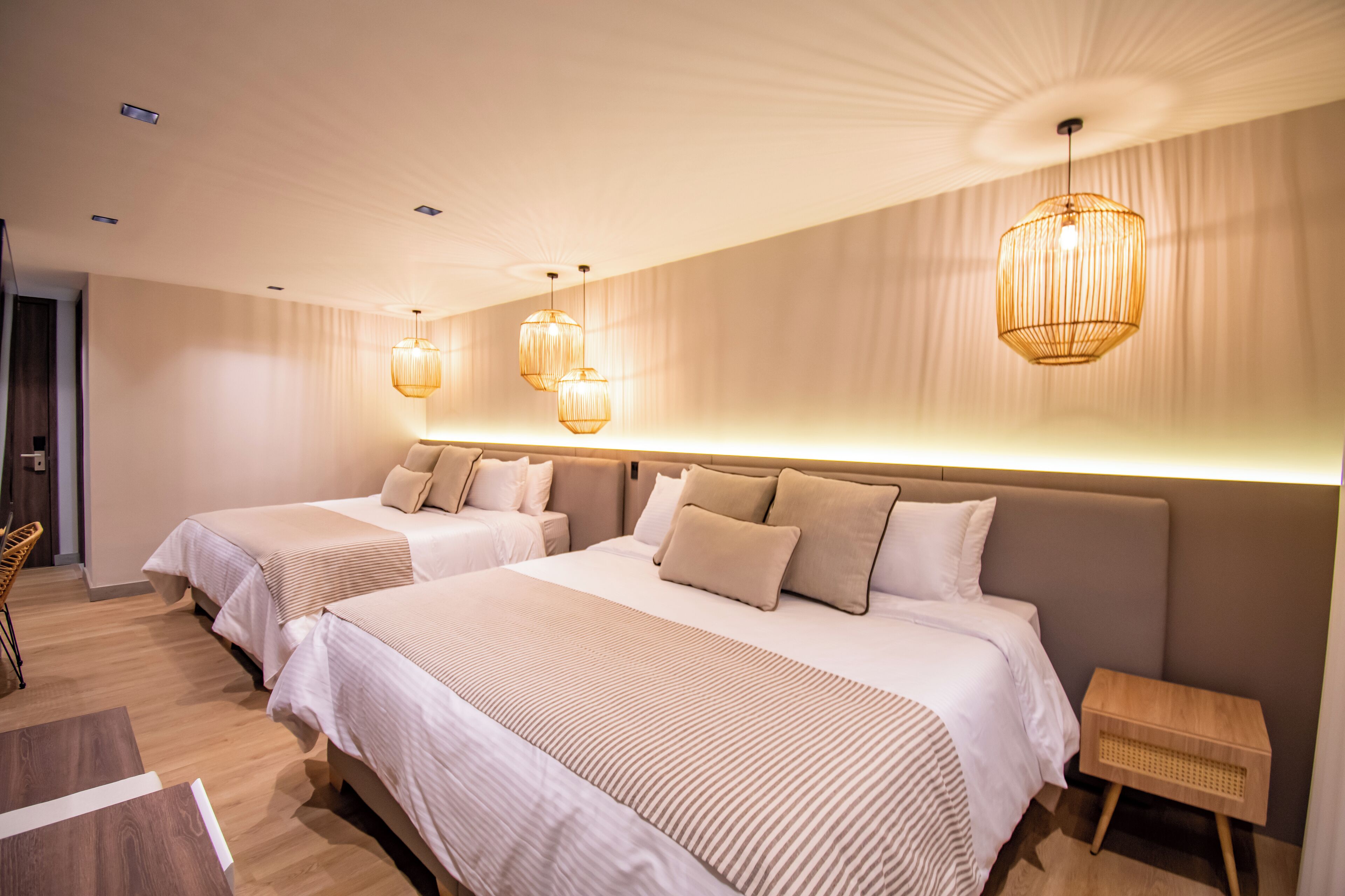 Ropa de cama de alta calidad y caja de seguridad en la habitación 