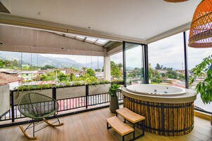 Panoraamasviitti | Ylelliset vuodevaatteet, tallelokero huoneessa, työpöytä, ilmainen Wi-Fi