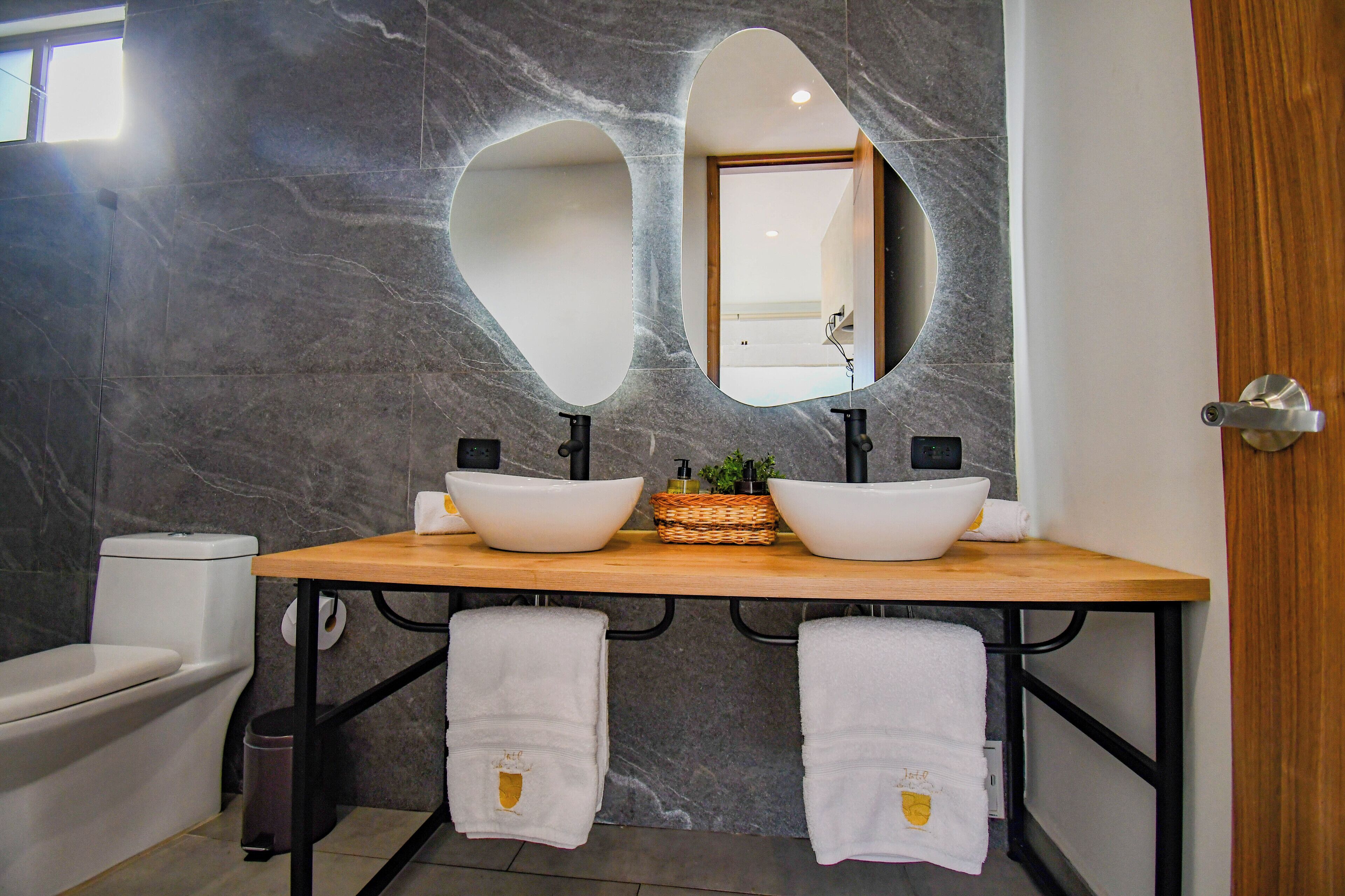 panoramic suite | bathroom | shower, free toiletries, hair dryer, towels