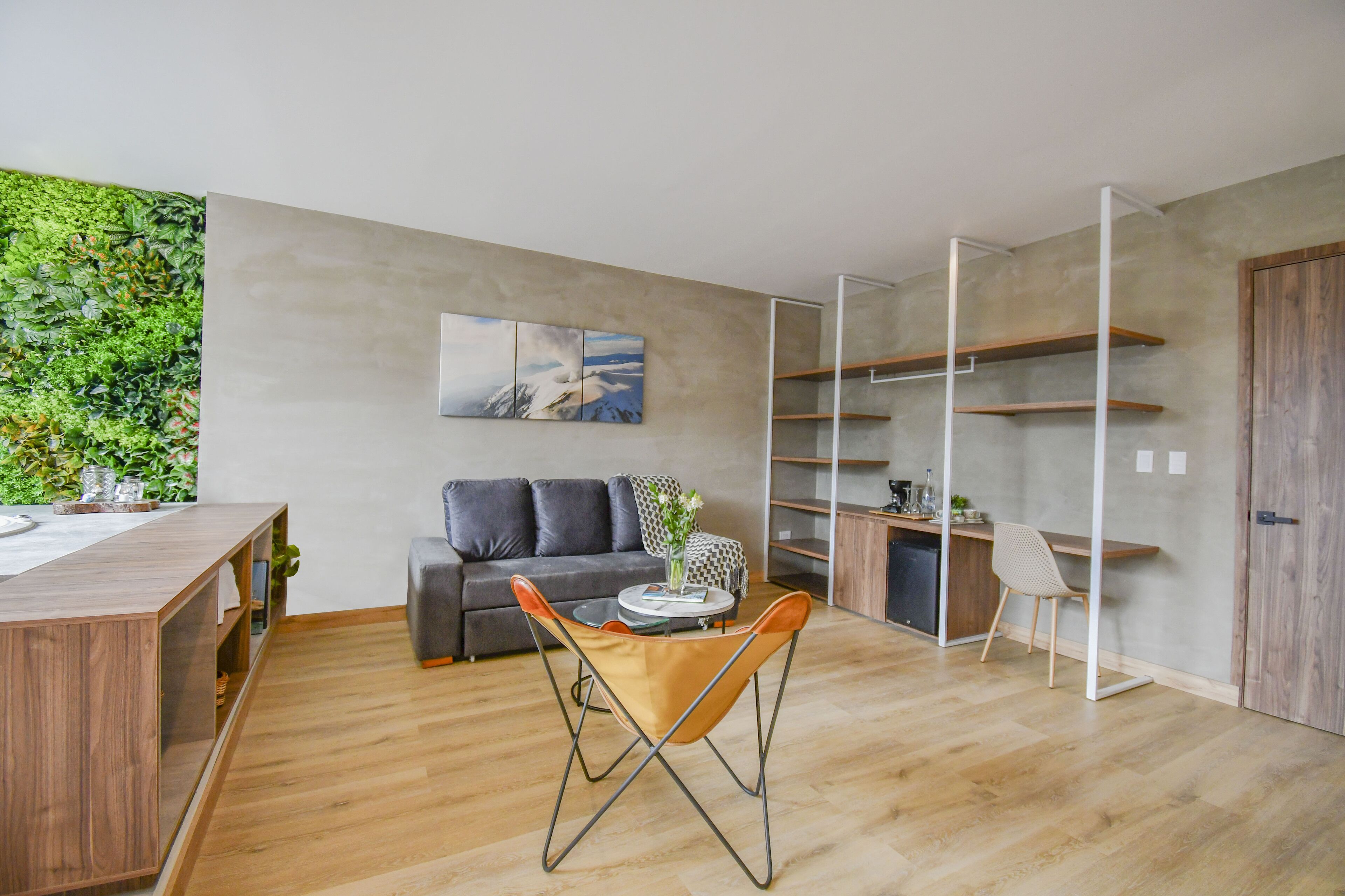 deluxe suite | living area | 32-inch lcd tv with cable channels, tv