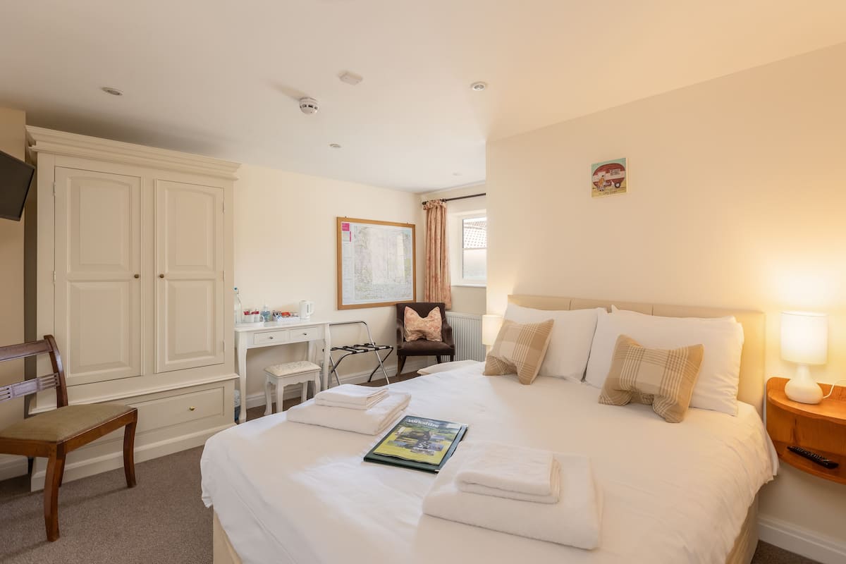 Rosedale - - Double - Pet Friendly Room | Tabla de planchar con plancha, wifi gratis, ropa de cama