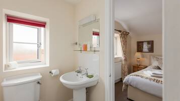 Super King / Twin En-suite Room- Bilsdale (2 people) | Bathroom | Hair dryer, towels