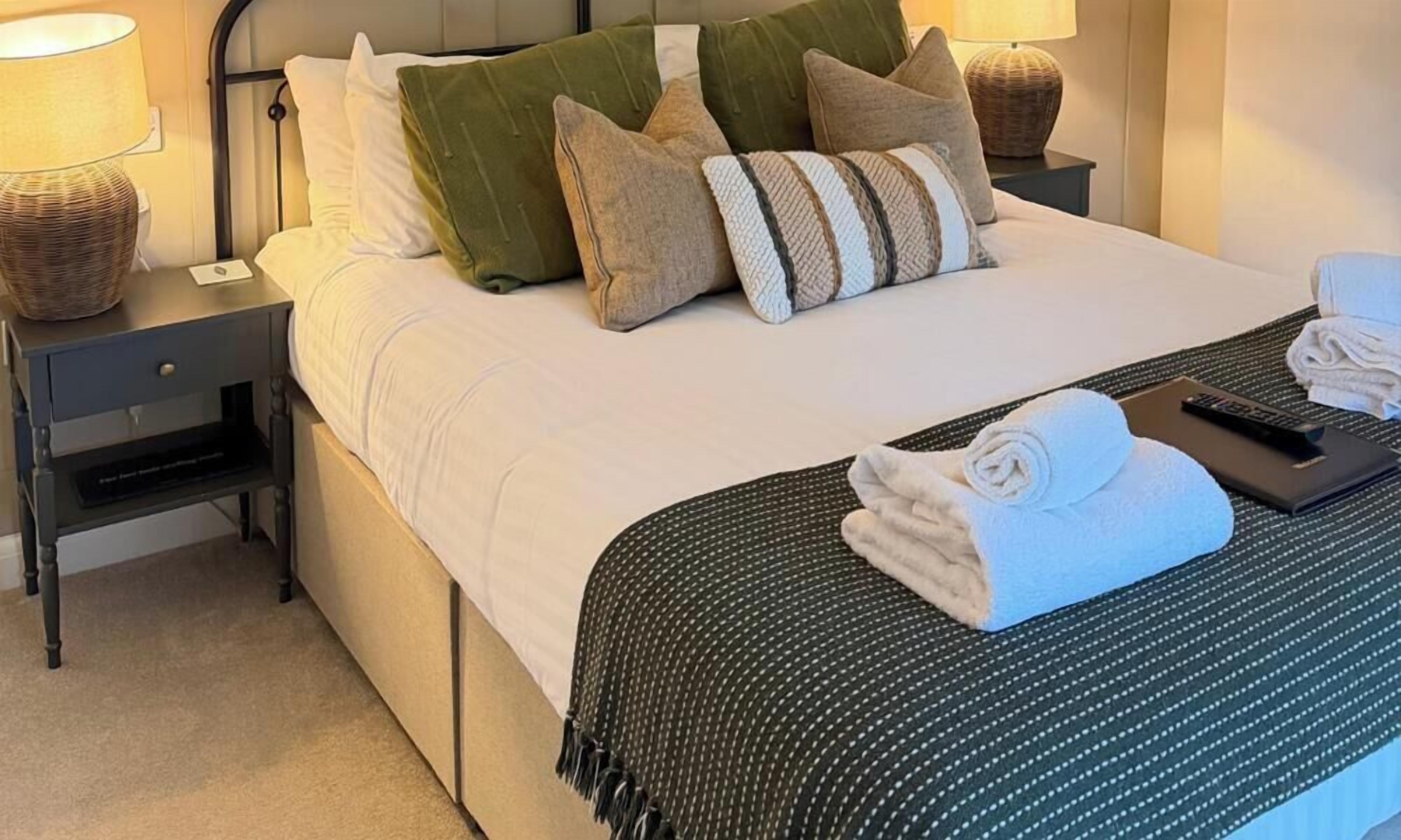 Willow - Luxury King | Iron/ironing board (on request), WiFi (free), bed sheets
