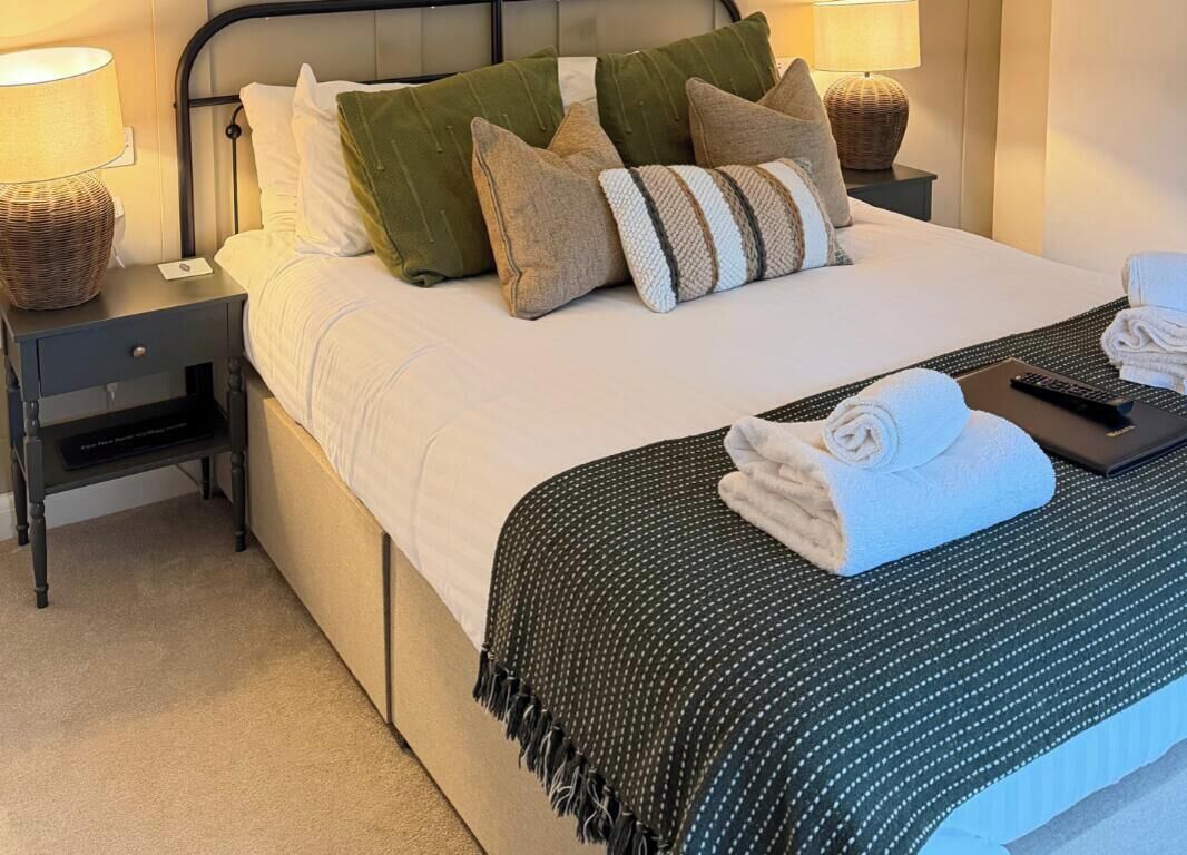 Willow - Luxury King | Tabla de planchar con plancha, wifi gratis y ropa de cama 