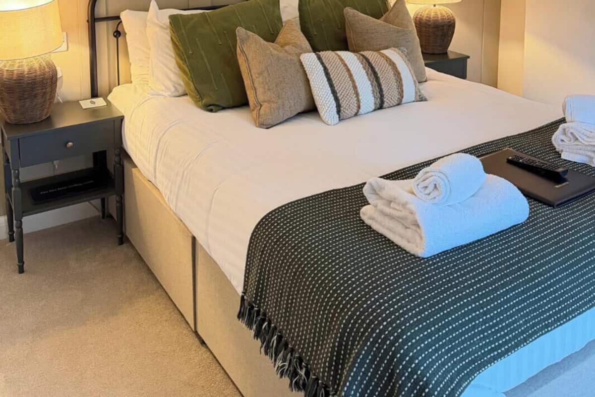 Willow - Luxury King | Fer et planche à repasser, Wi-Fi gratuit, draps fournis