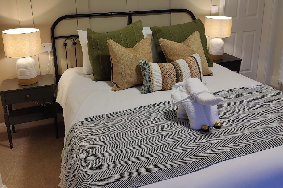 Holly - Luxury King | Tabla de planchar con plancha, wifi gratis, ropa de cama