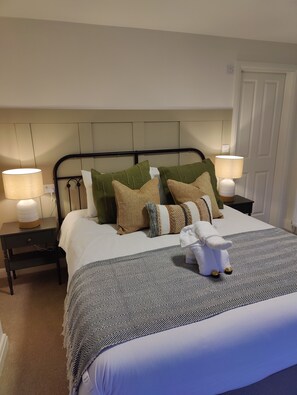 Holly - Luxury King | Bügeleisen/Bügelbrett, kostenloses WLAN, Bettwäsche