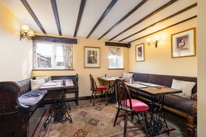ランチ、ディナーに営業