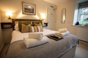 Oak - Luxury KIng | Iron/ironing board, free WiFi, bed sheets
