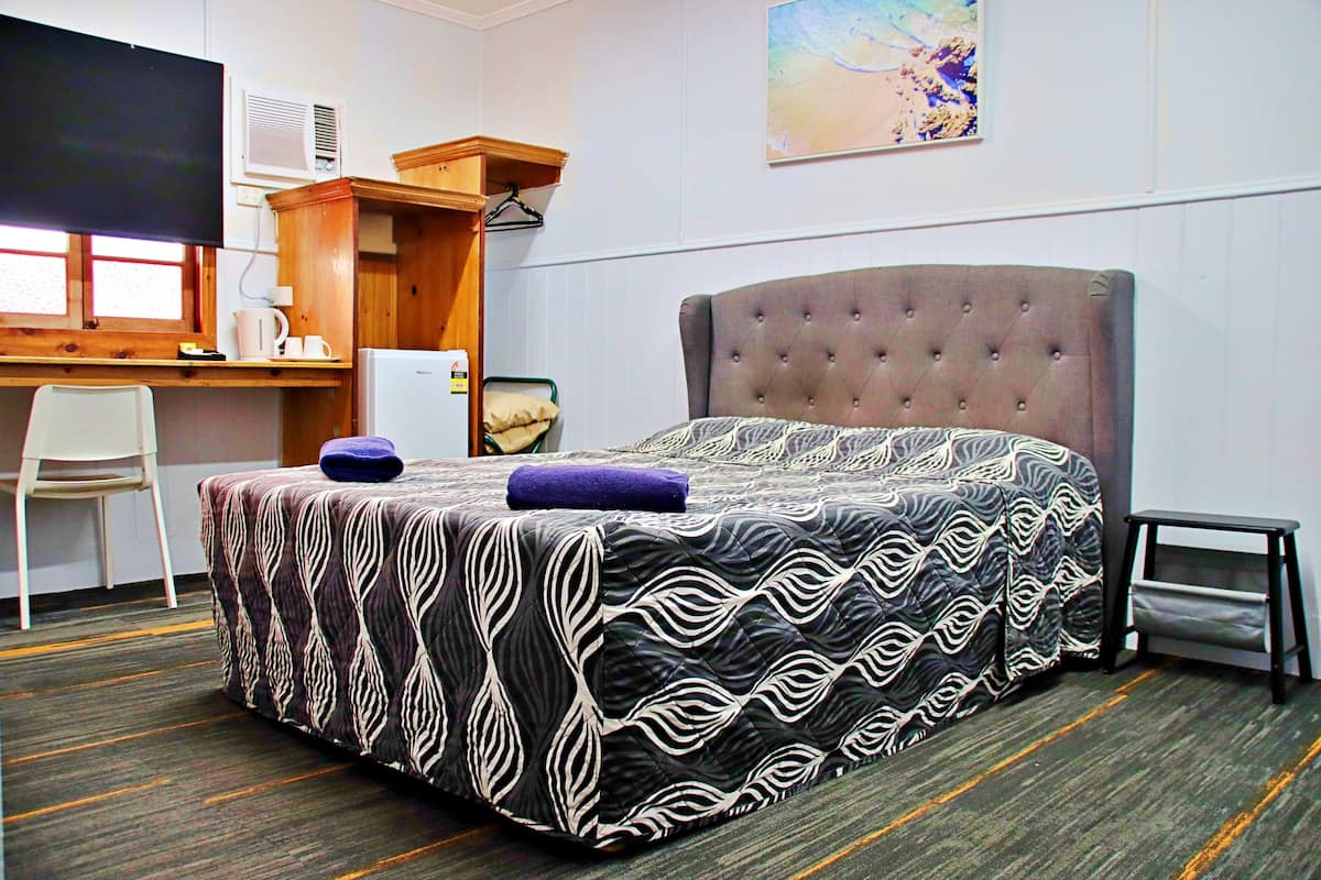 Double Room, Ensuite | Desk, iron/ironing board, free WiFi, bed sheets