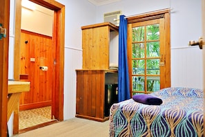 Chambre simple, salle de bain attenante | Bureau, fer et planche à repasser, accès au Wi-Fi (inclus)