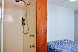Habitación triple, baño en la habitación | Escritorio, tabla de planchar con plancha, wifi gratis y ropa de cama 