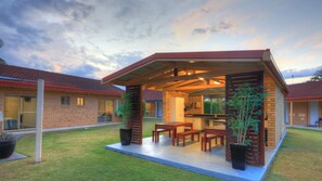 BBQ/picnic area - Yamba Motor Inn (Yamba)