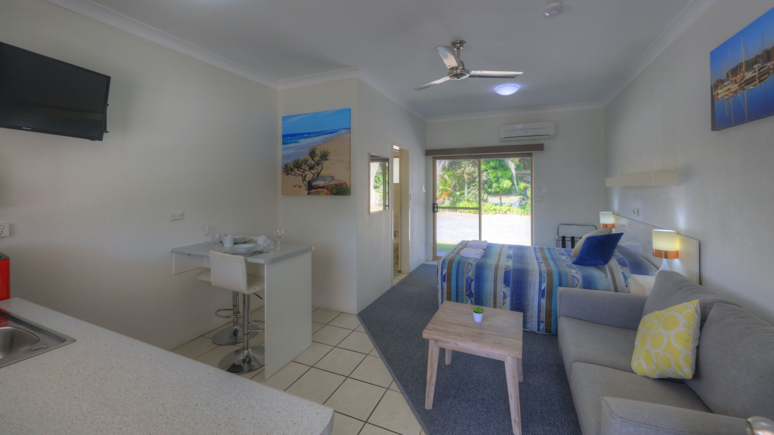 standard queen room | living area | flat-screen tv