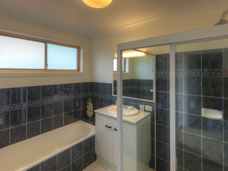 Une salle de bain avec une baignoire, un lavabo et un espace douche.
