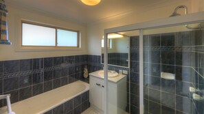 2 Bedroom 2 Storey Townhouse | Bathroom - Yamba Motor Inn (Yamba)