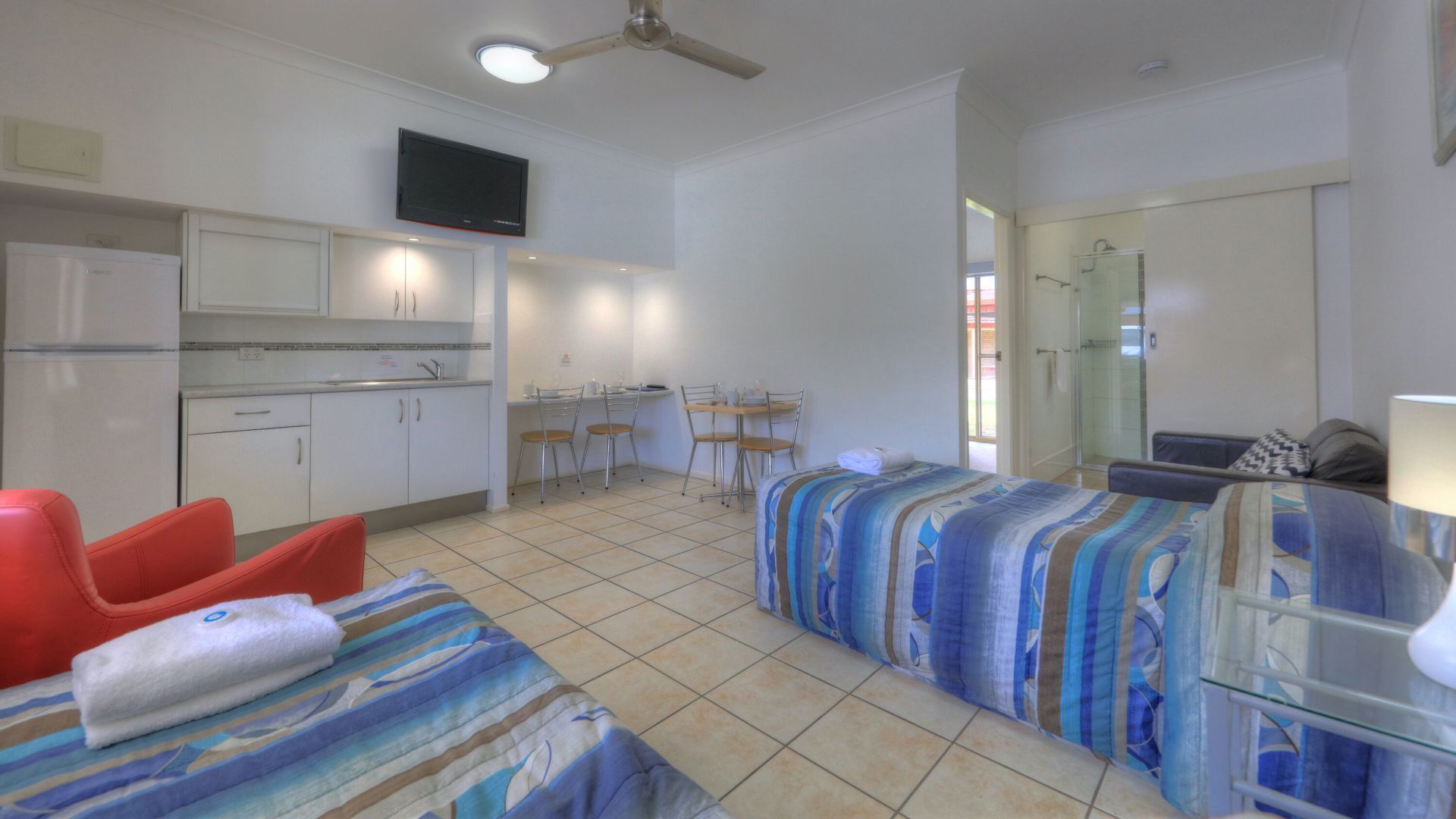 Mörkläggningsgardiner, barnsängar, gratis wi-fi och sängkläder