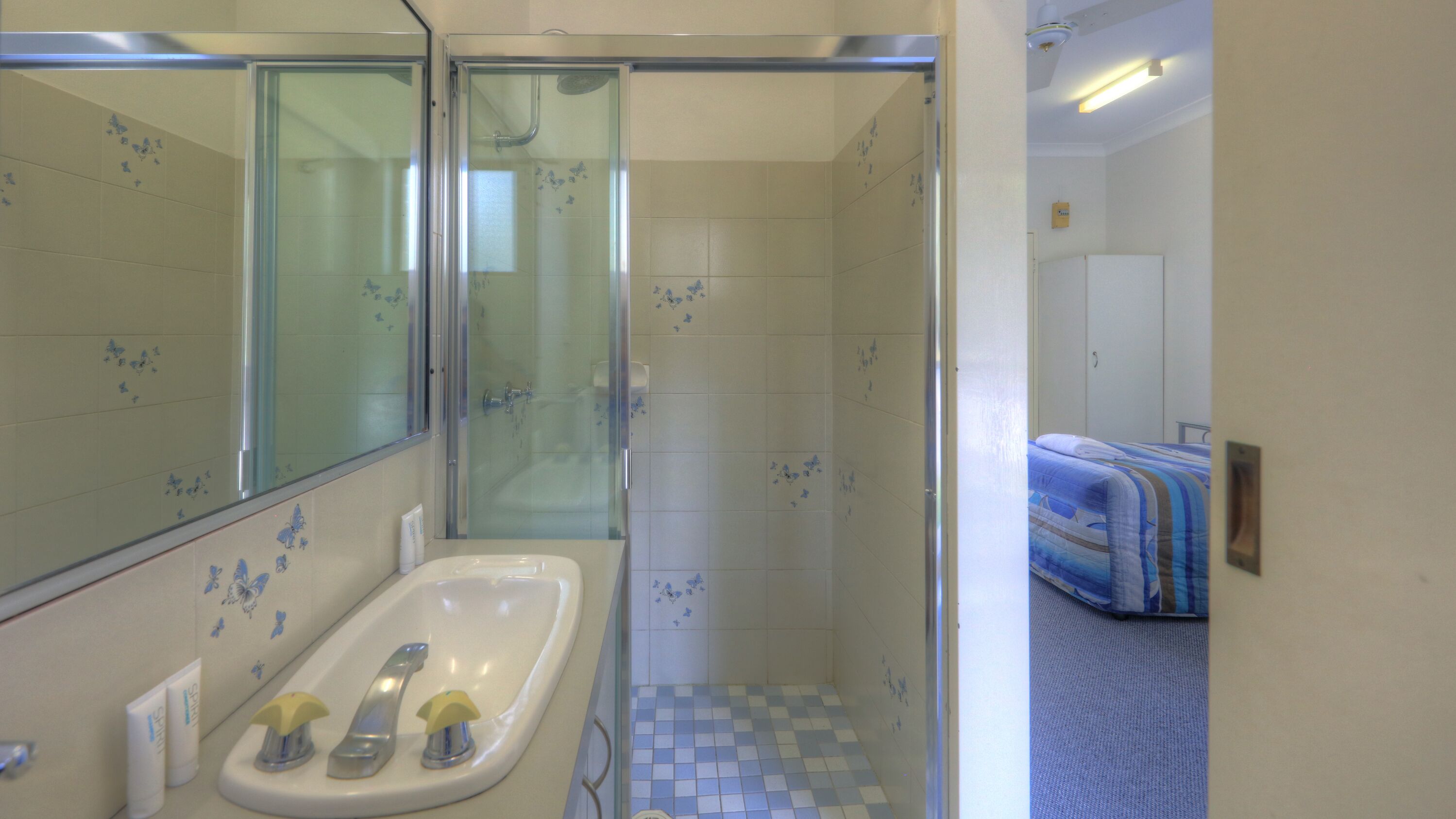 standard twin unit | bathroom | free toiletries, hair dryer, towels