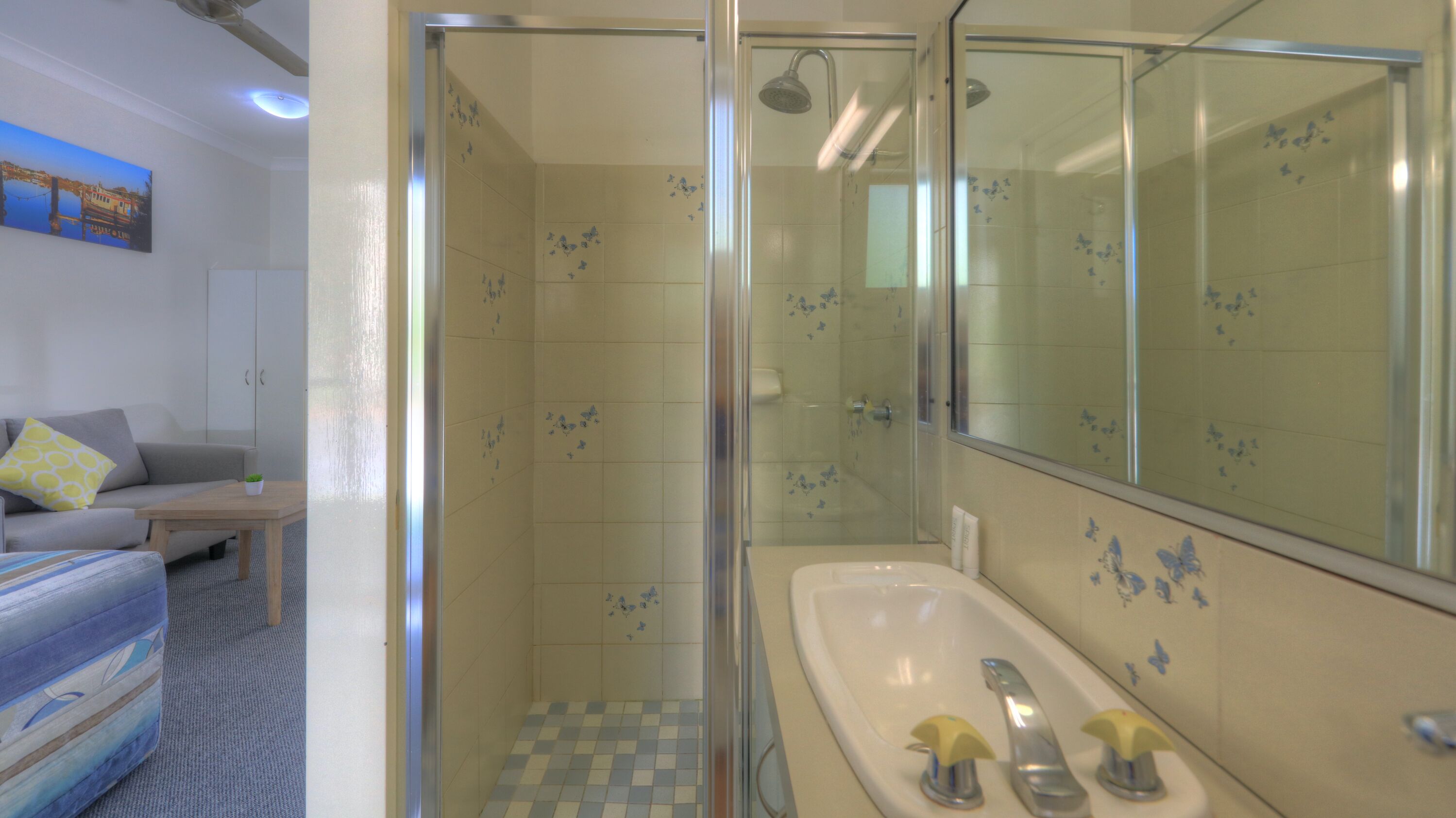 standard queen room | bathroom | free toiletries, hair dryer, towels