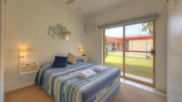 Cortinas blackout, cunas, wifi gratis y ropa de cama