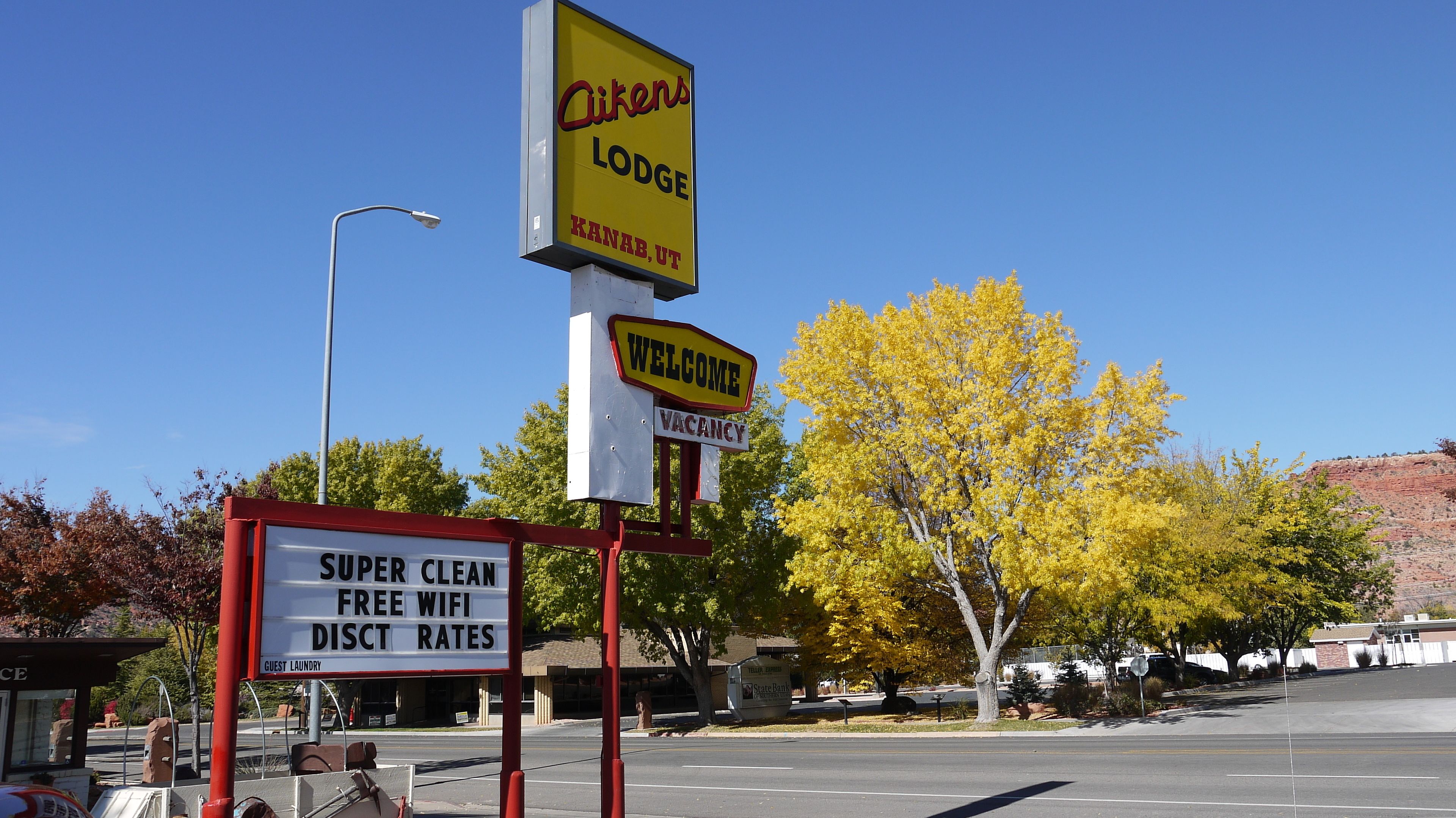 A hotel sign with amenities like super clean, free wifi, and discounted rates.