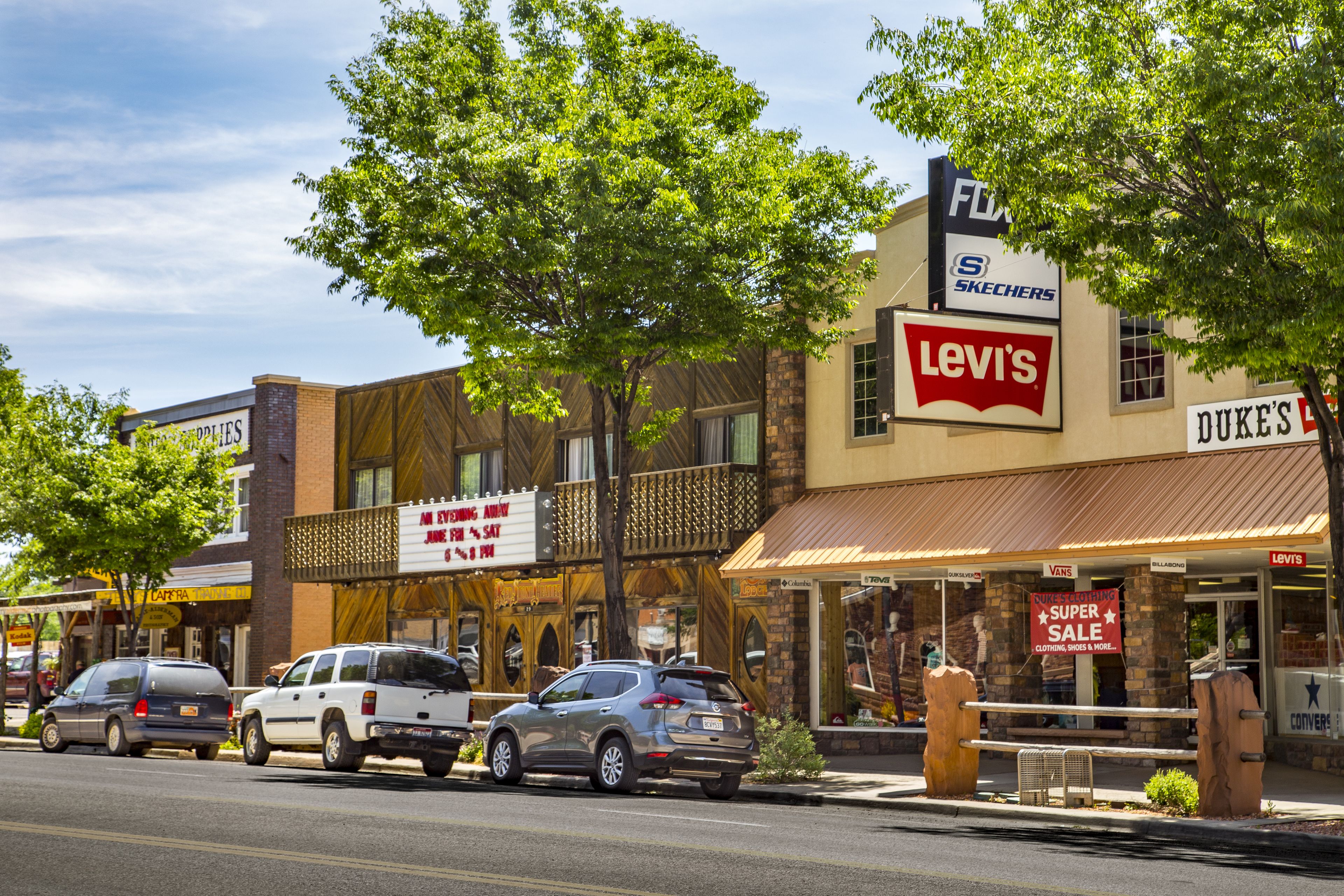 Une vue d’une rue bordée de différentes boutiques, notamment Levi’s, Vans et Duke’s.