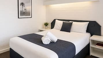 Escritorio, tabla de planchar con plancha, wifi gratis y ropa de cama