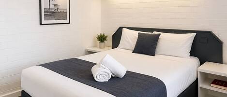 Zimmer, 1 Queen-Bett, Haustiere nicht gestattet | Schreibtisch, Bügeleisen/Bügelbrett, kostenloses WLAN, Bettwäsche