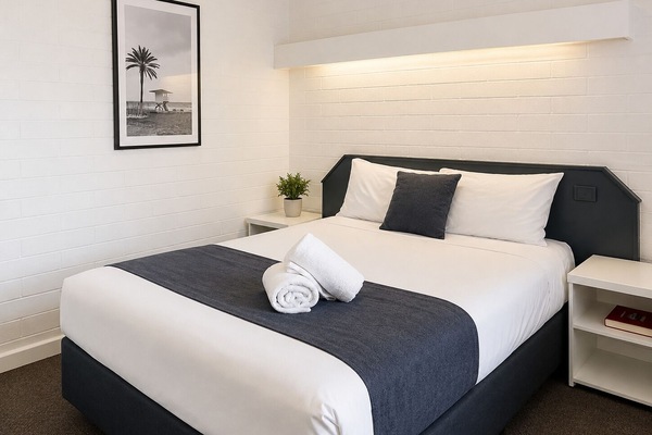 Queen Room | Desk, iron/ironing board, free WiFi, bed sheets