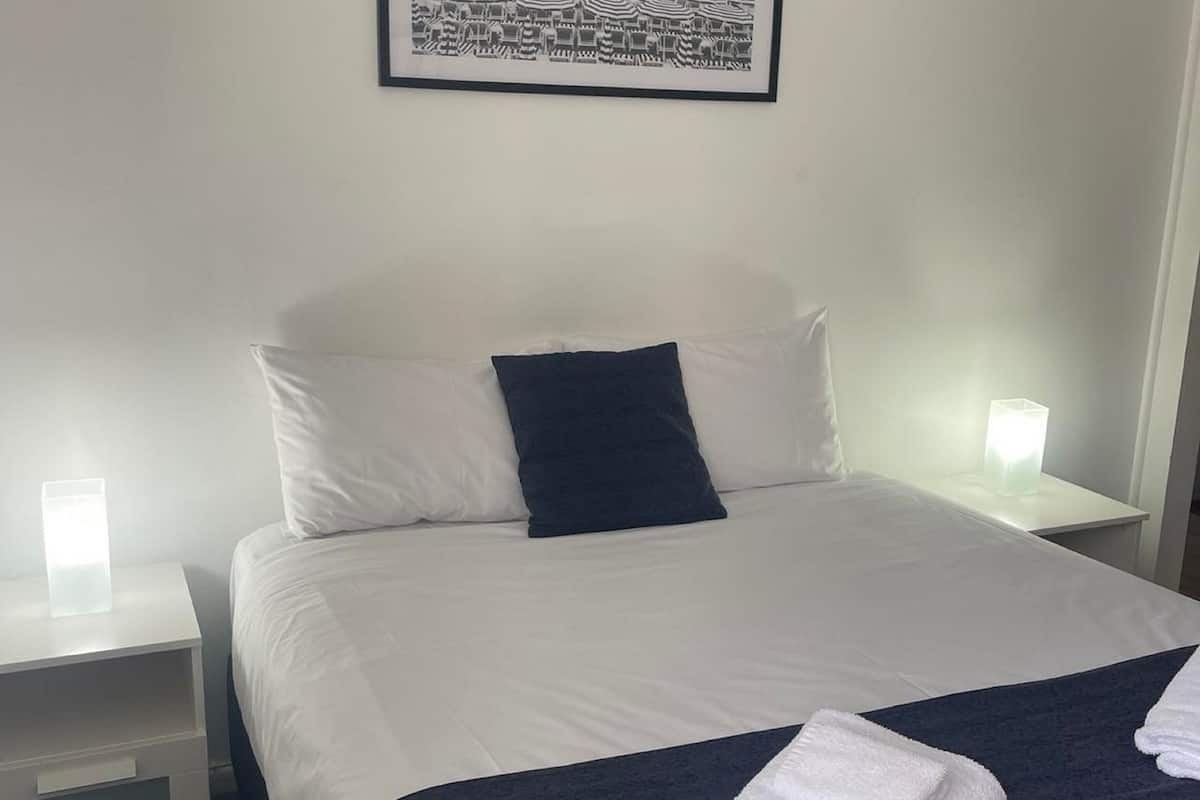 Queen Room | 1 bedroom, desk, iron/ironing board, free WiFi