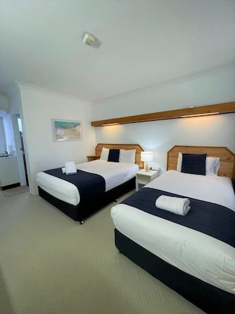 标准双床房 | 办公桌、熨斗/熨衣板、免费 WiFi、床单. 福斯特汽车旅馆