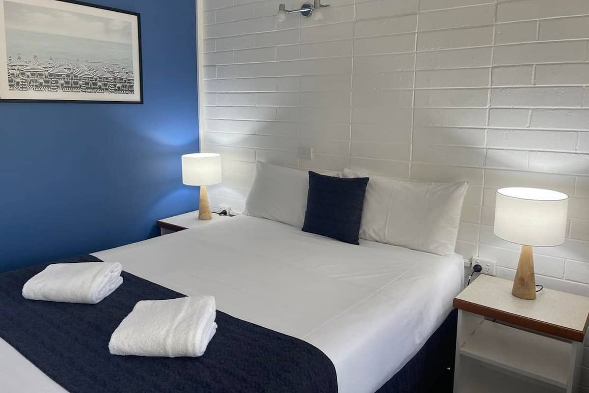 デスク、アイロン / アイロン台、WiFi (無料)、ベッドシーツ