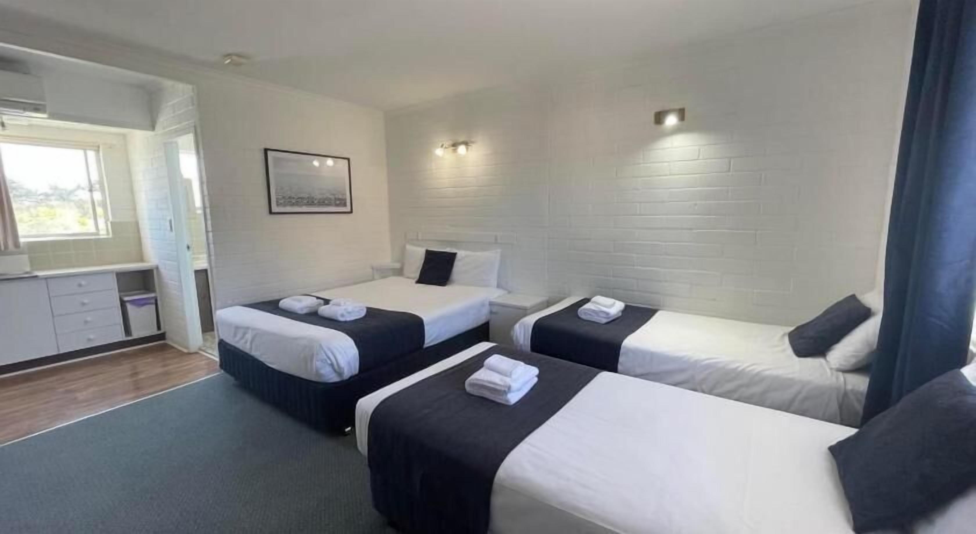 Meja, seterika/papan seterika, Wi-fi percuma, cadar katil 