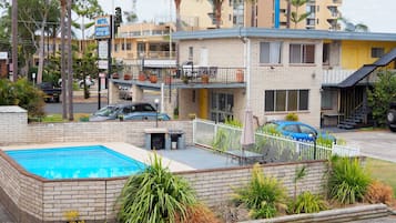 Una piscina al aire libre, sillones reclinables de piscina