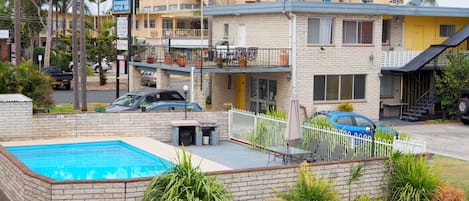 Piscine extérieure, chaises longues