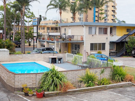 Alberca al aire libre y camastros