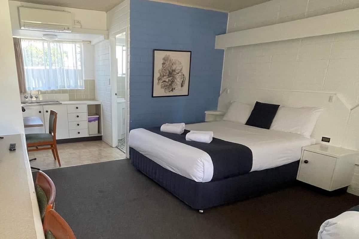 Twin Room | 1 bedroom, desk, iron/ironing board, free WiFi