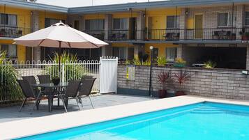 Außenpool, Liegestühle